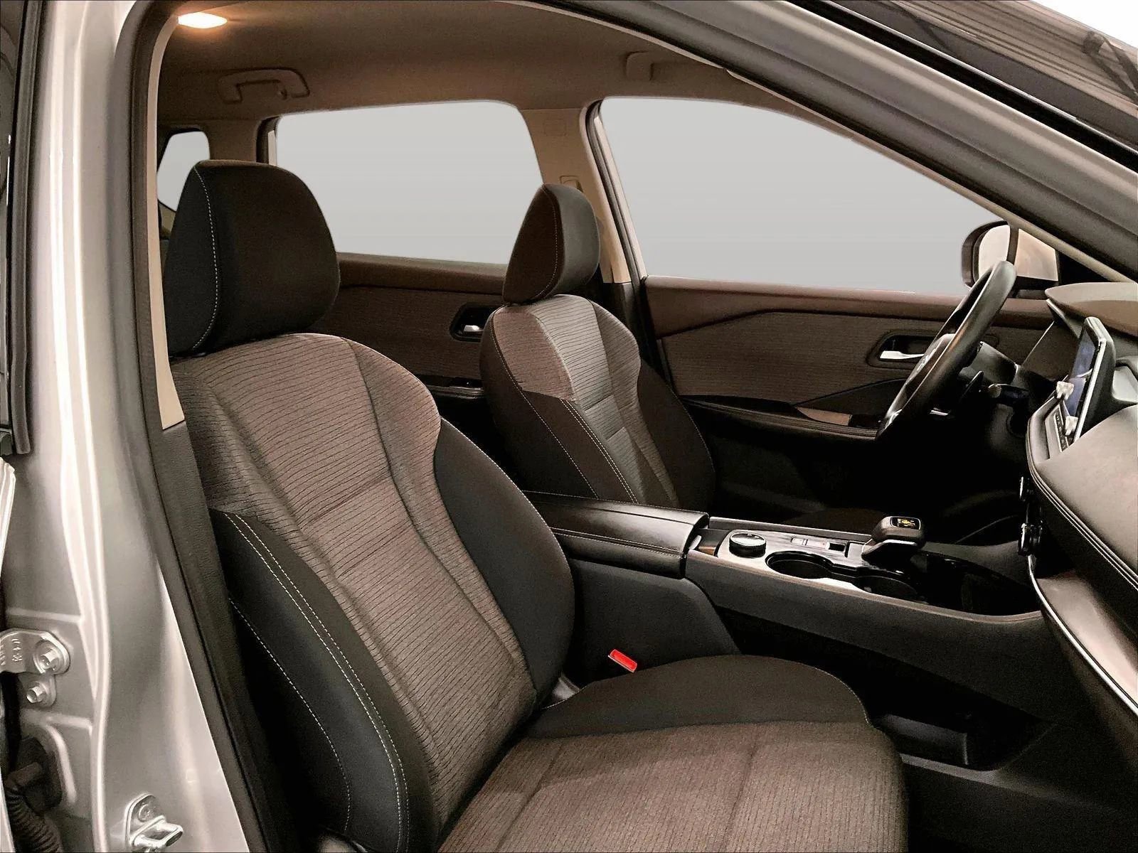 Used 2021 Nissan Rogue SV image 7