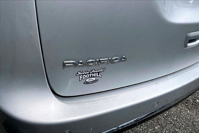 Used 2024 Chrysler Pacifica Touring-L FWD image 8