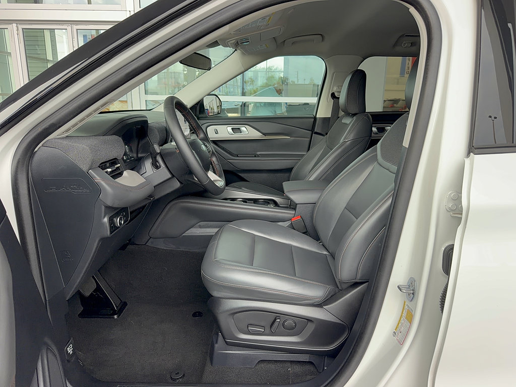 Certified 2025 Ford Explorer Active w/ Active Comfort Package RWD image 11