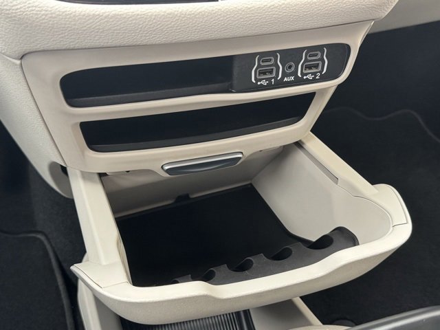 Used 2023 Chrysler Pacifica Touring-L image 37