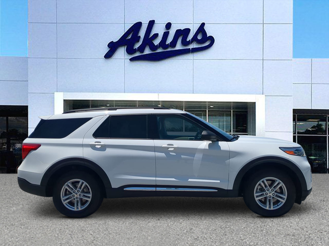 Certified 2021 Ford Explorer XLT RWD image 1
