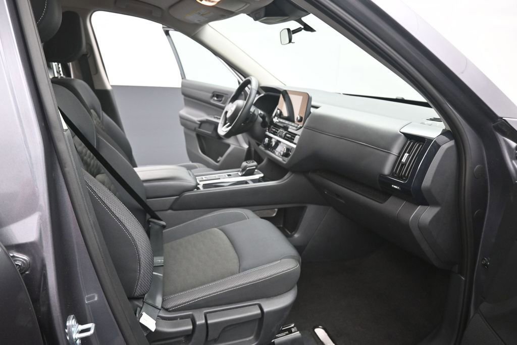 Used 2025 Nissan Pathfinder SV FWD image 21