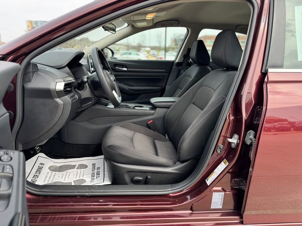 Used 2025 Nissan Altima 2.5 SV FWD image 12