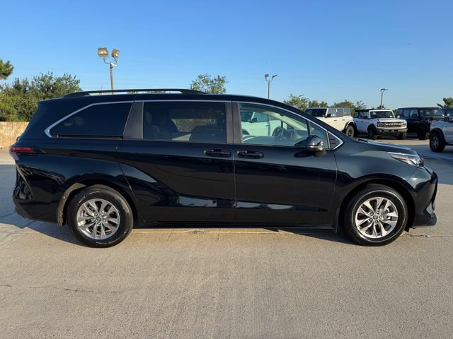 Used 2025 Toyota Sienna LE AWD/4WD image 7