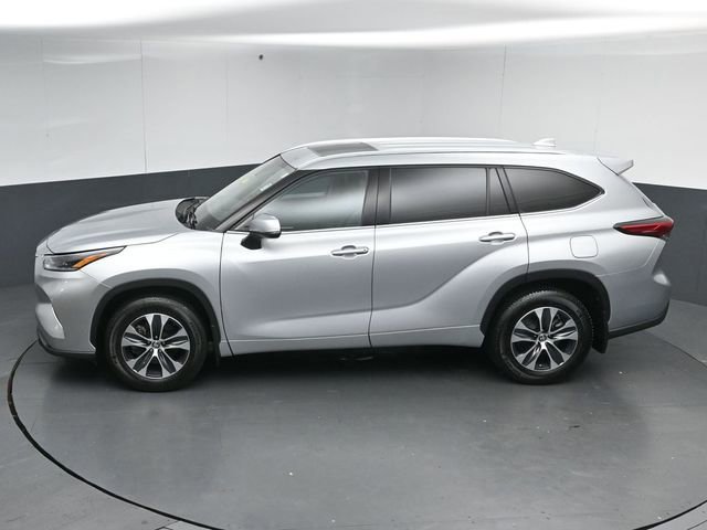 Used 2021 Toyota Highlander XLE AWD/4WD image 7