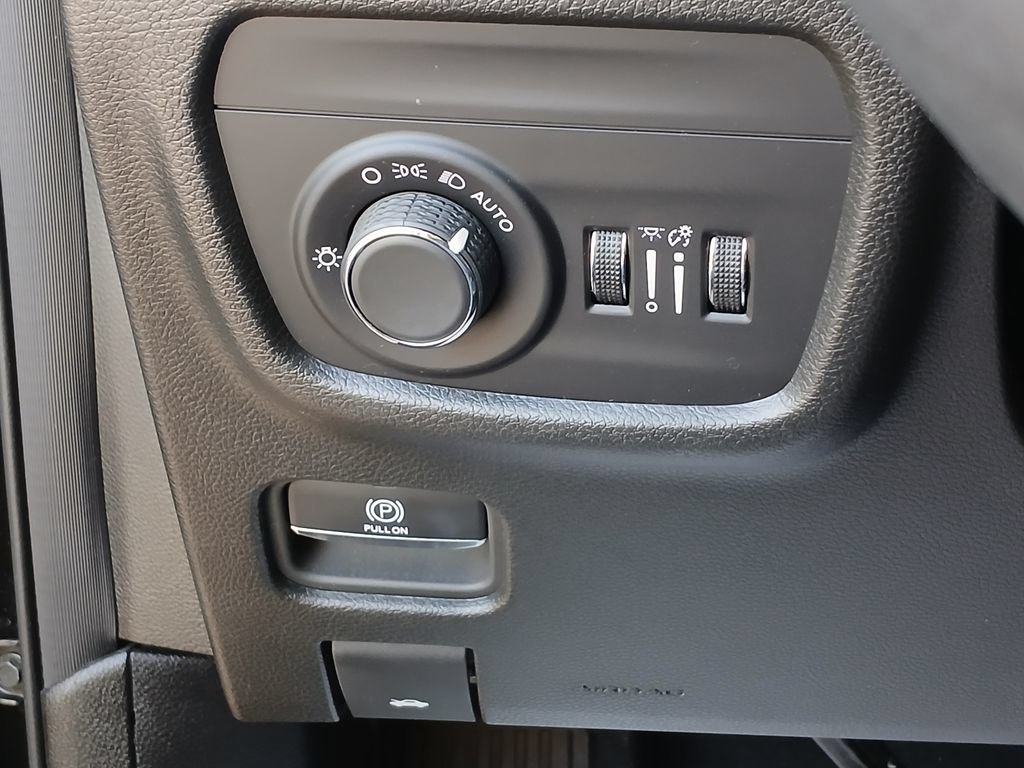 Used 2024 Jeep Grand Cherokee L Laredo RWD image 11