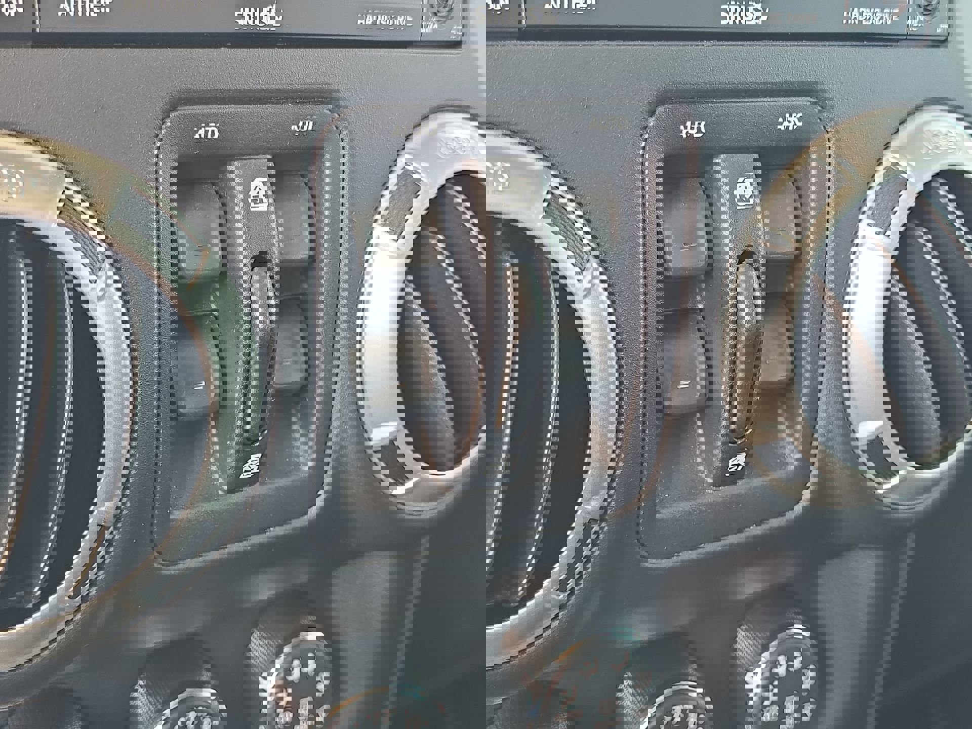 Used 2017 Jeep Wrangler Unlimited Rubicon w/ Connectivity Group image 12