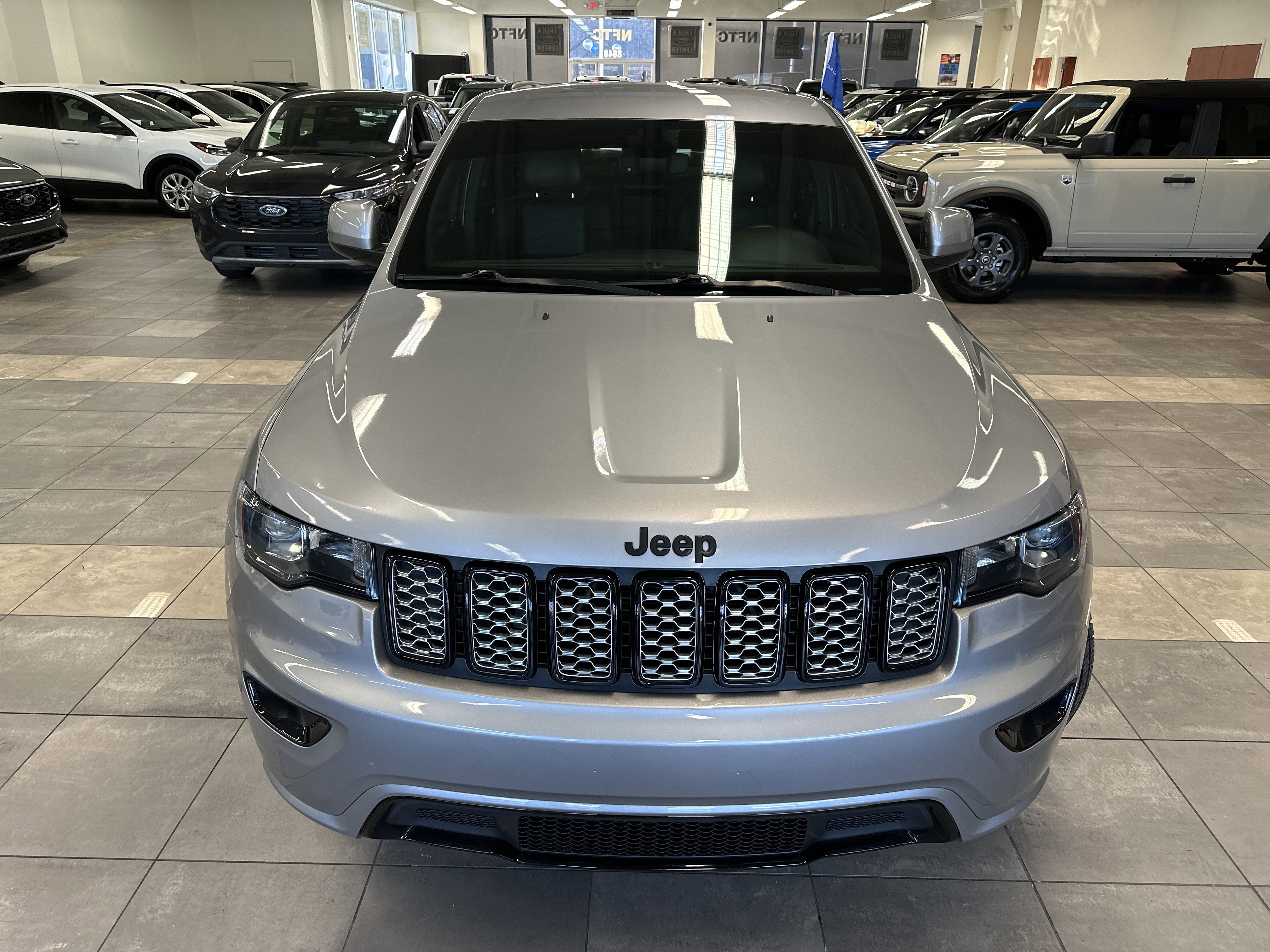 Used 2018 Jeep Grand Cherokee Altitude image 18