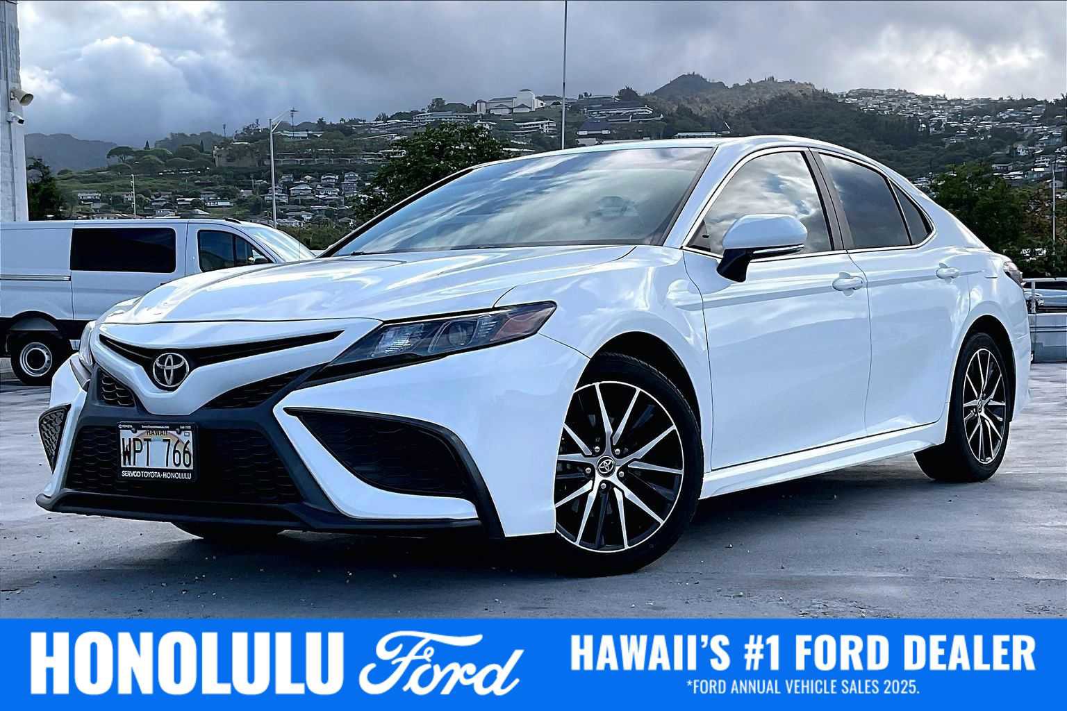 Used 2022 Toyota Camry SE FWD image 1