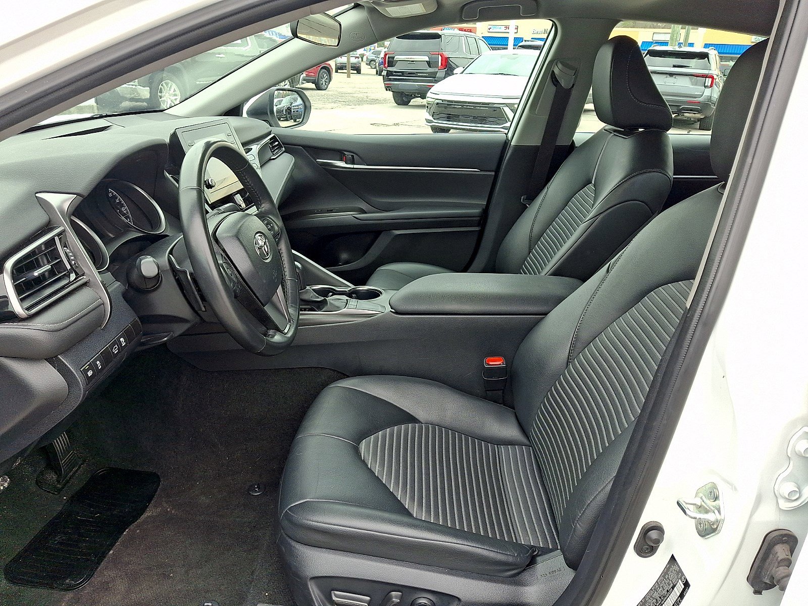 Used 2024 Toyota Camry SE image 12