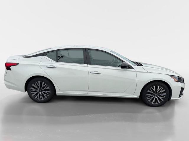 Used 2024 Nissan Altima 2.5 SV FWD image 2