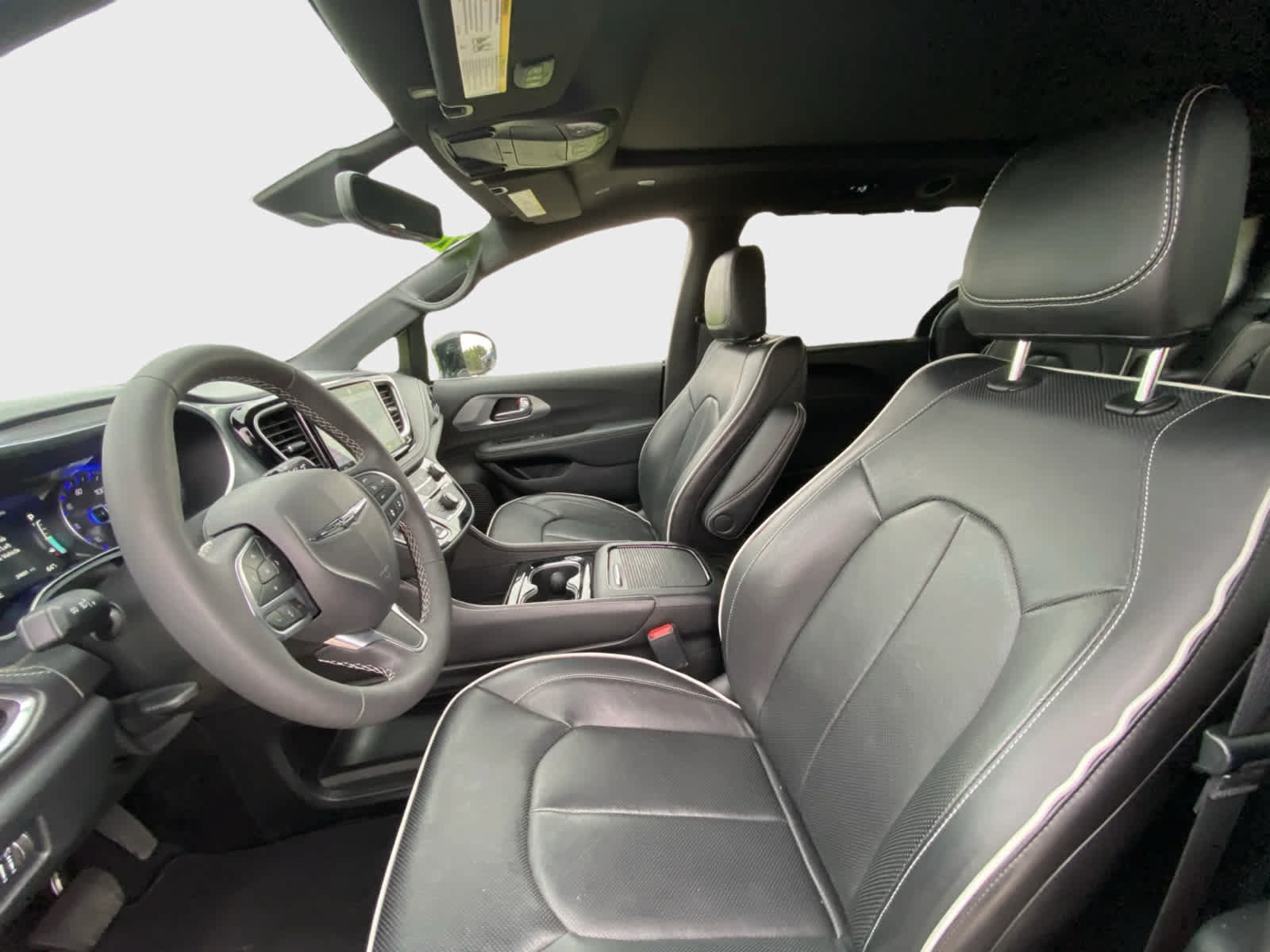 Used 2026 Chrysler Pacifica Limited FWD image 13
