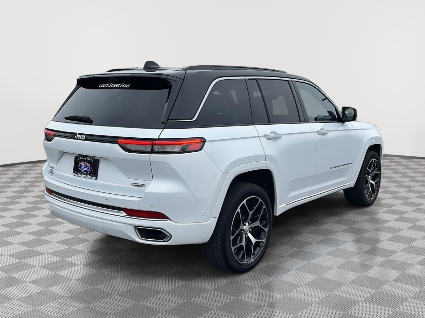 Used 2024 Jeep Grand Cherokee Summit image 5