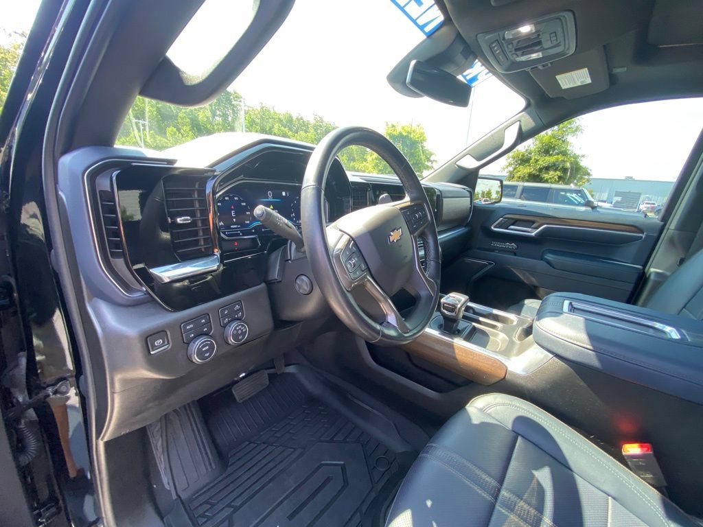 Used 2022 Chevrolet Silverado 1500 High Country w/ High Country Premium Package AWD/4WD image 9