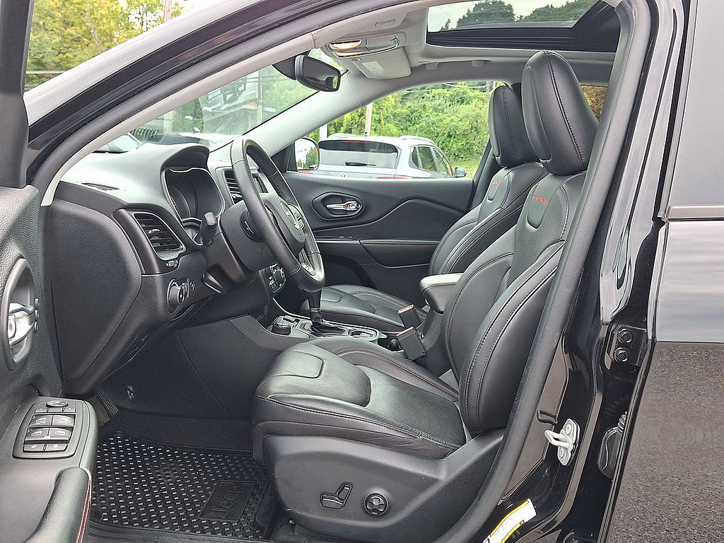 Used 2020 Jeep Cherokee Trailhawk AWD/4WD image 11