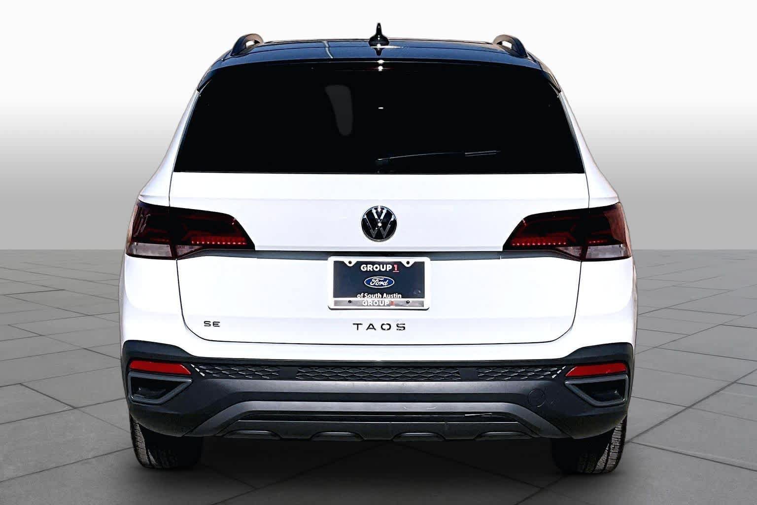 Used 2024 Volkswagen Taos SE w/ MDO Package FWD image 5