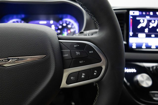 Used 2025 Chrysler Pacifica Select FWD image 37