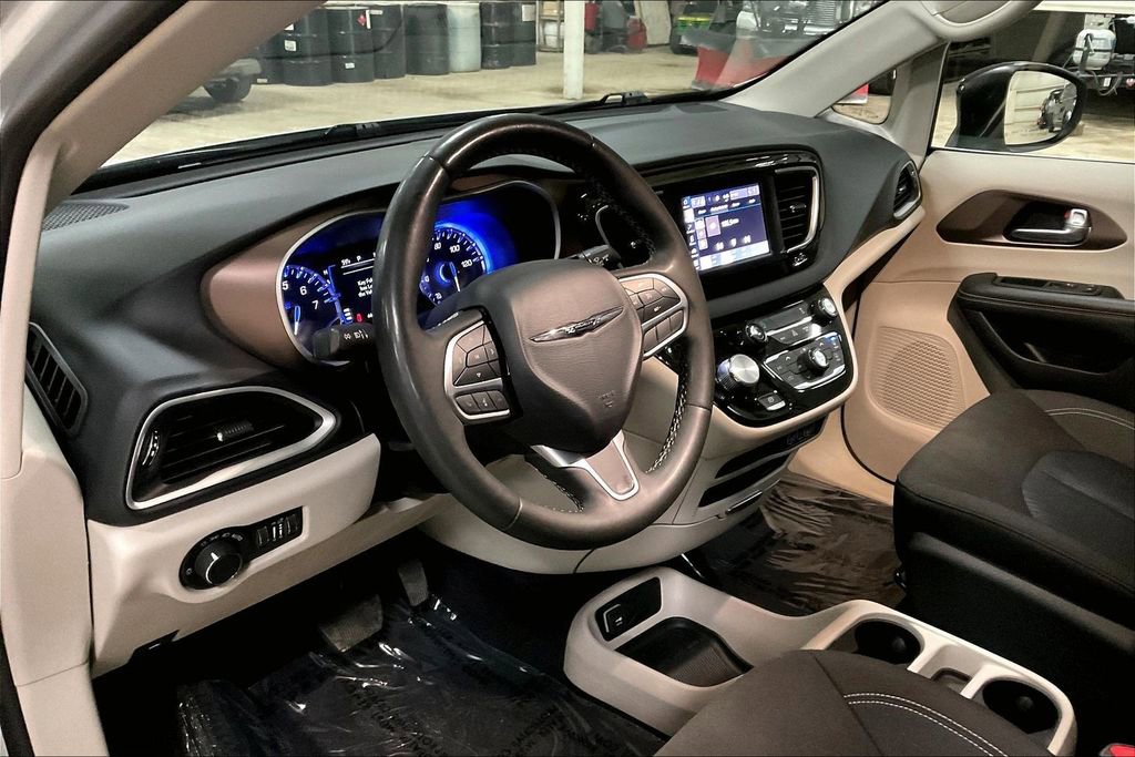 Used 2024 Chrysler Voyager LX image 13