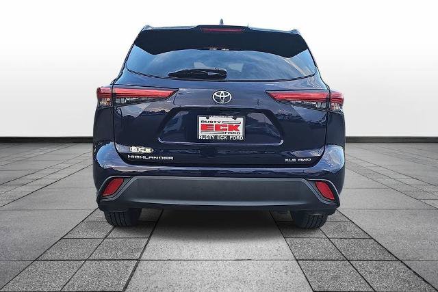 Used 2022 Toyota Highlander XLE AWD/4WD image 6