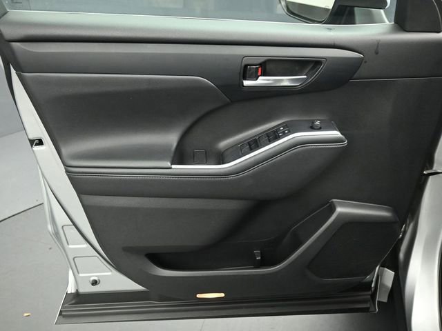 Used 2021 Toyota Highlander XLE AWD/4WD image 36