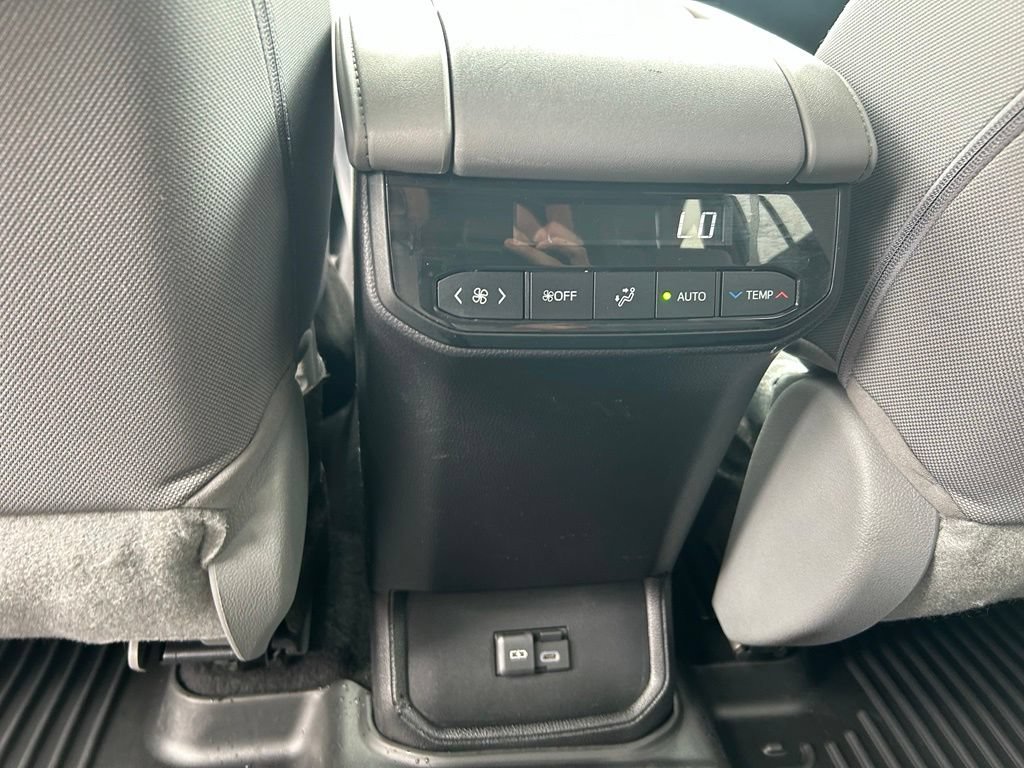 Used 2023 Toyota Highlander LE AWD/4WD image 18