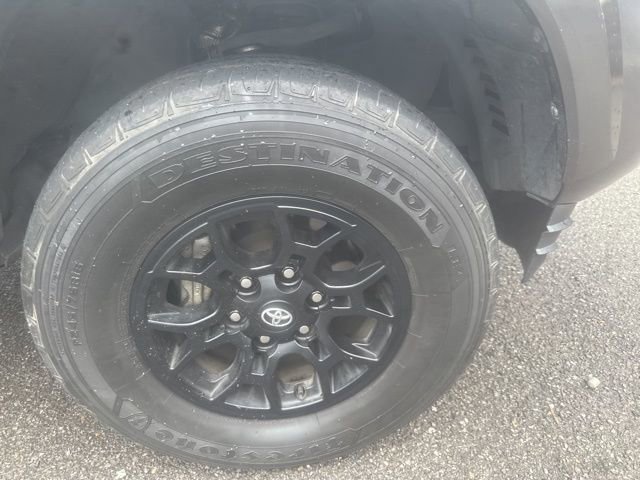 Used 2022 Toyota Tacoma SR5 w/ Technology Package image 7