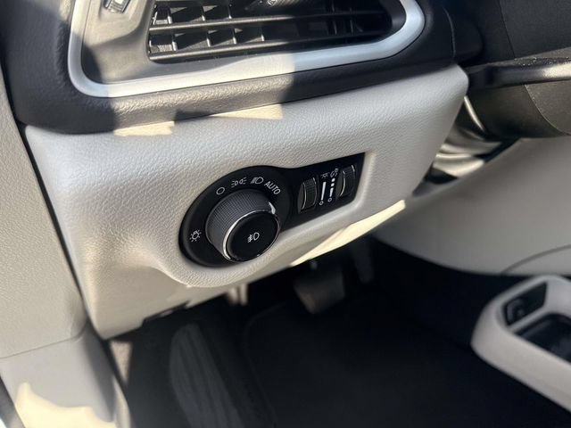 Used 2024 Chrysler Pacifica Touring-L FWD image 27