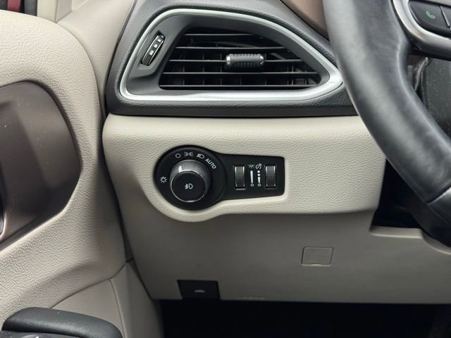 Used 2018 Chrysler Pacifica Touring-L Plus image 37