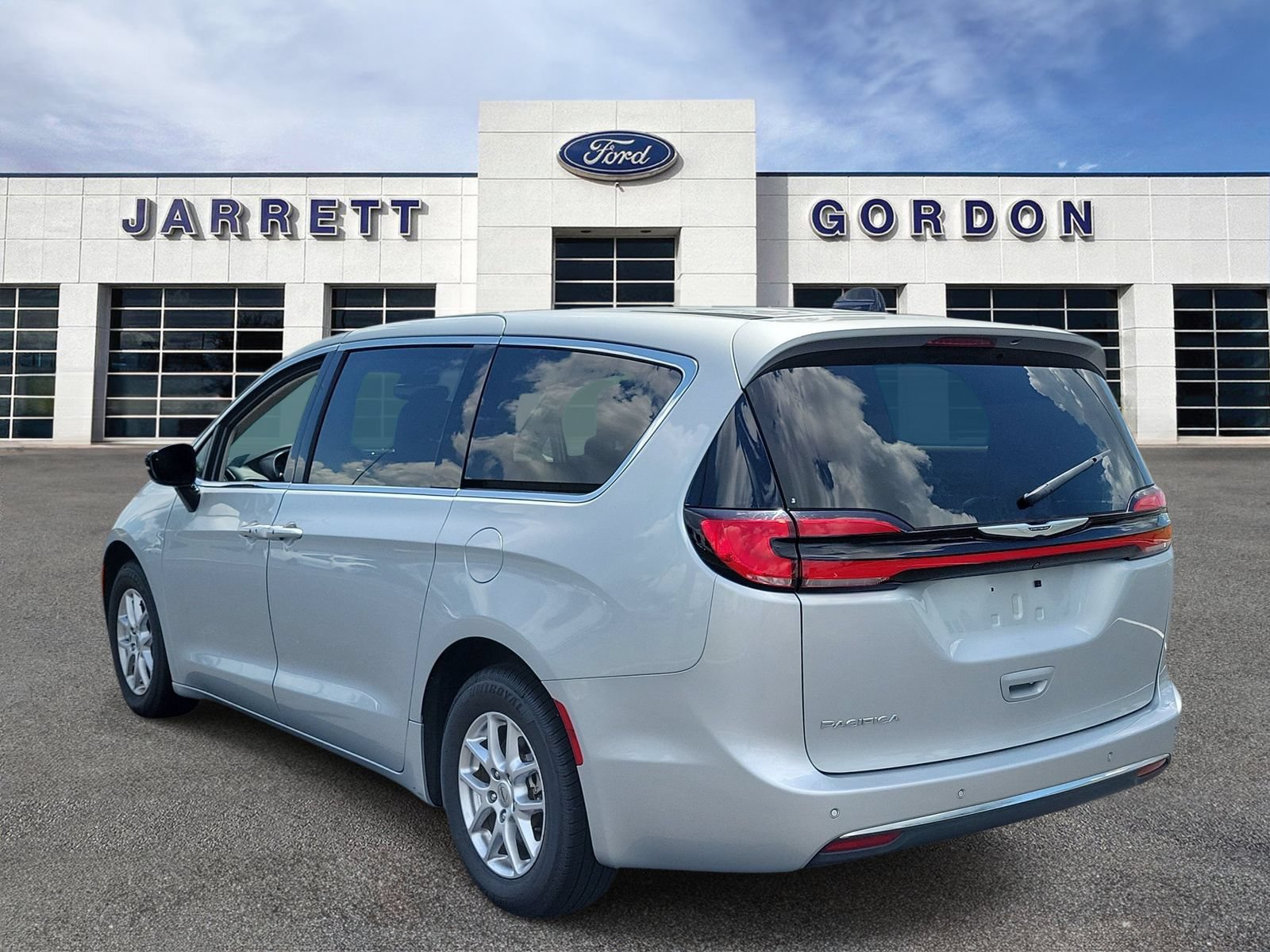 Used 2024 Chrysler Pacifica Touring-L FWD image 3