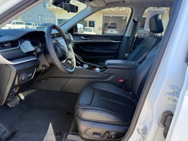 Used 2023 Jeep Grand Cherokee L Limited w/ Luxury Tech Group II AWD/4WD image 2