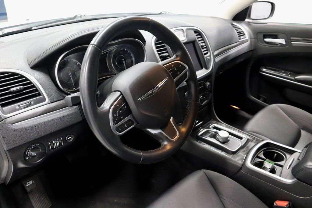 Used 2022 Chrysler 300 Touring image 24