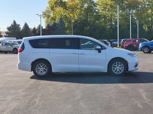 Used 2023 Chrysler Pacifica Touring-L FWD image 4
