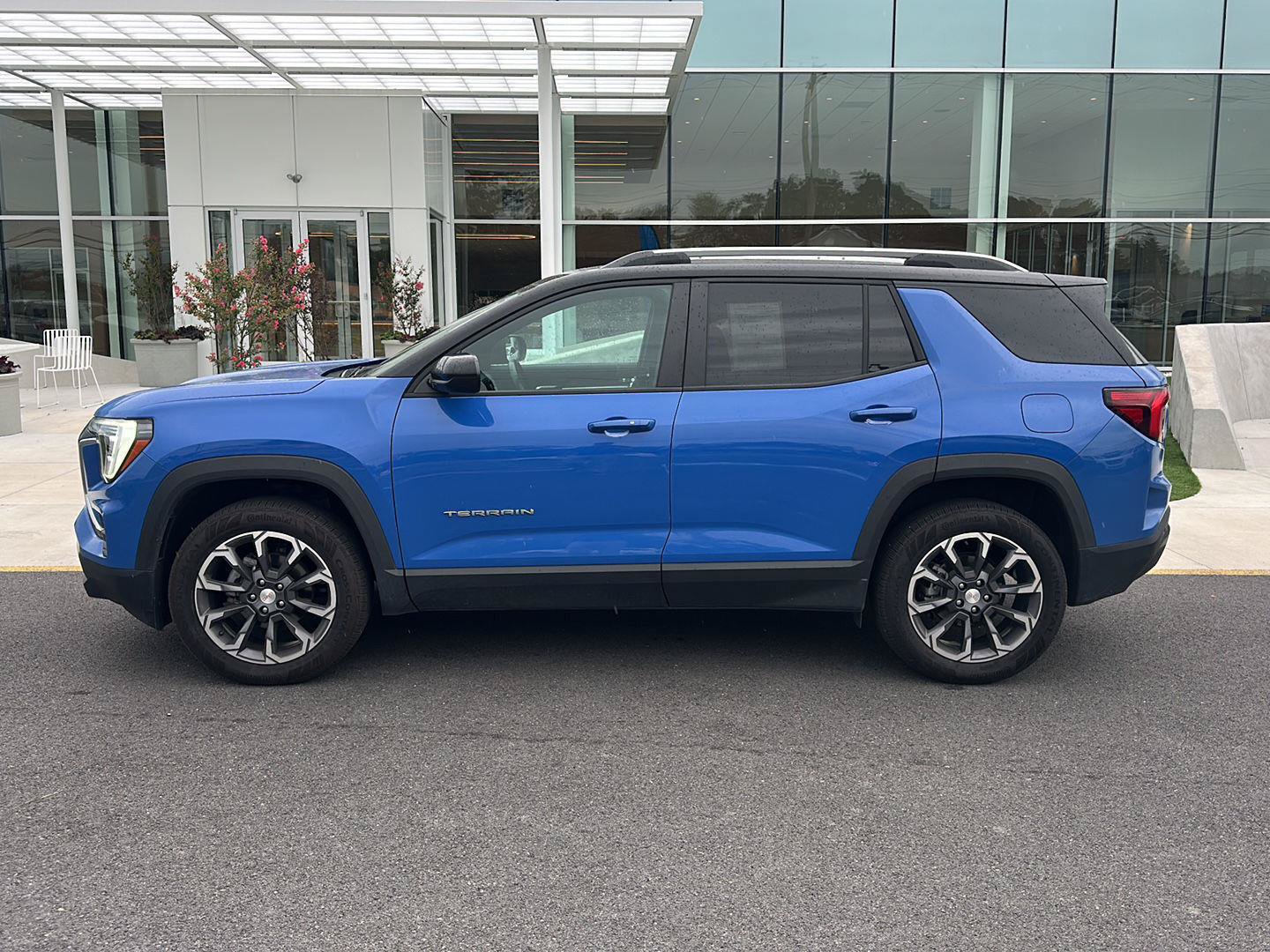 Used 2025 GMC Terrain Elevation w/ Elevation Premium Package AWD/4WD image 8