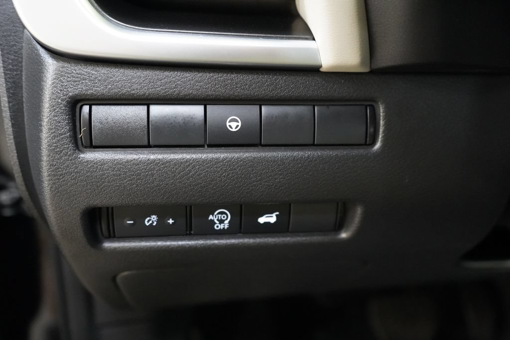 Used 2025 Nissan Rogue SV FWD image 29