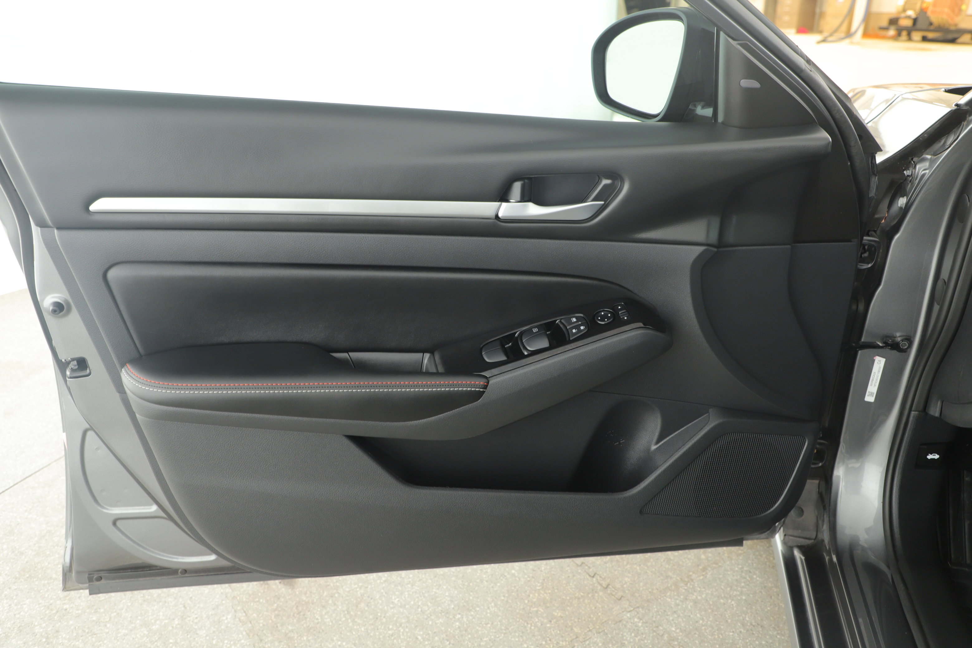 Used 2024 Nissan Altima 2.5 SR w/ SR Premium Package image 5