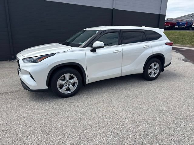 Used 2021 Toyota Highlander LE AWD/4WD image 4