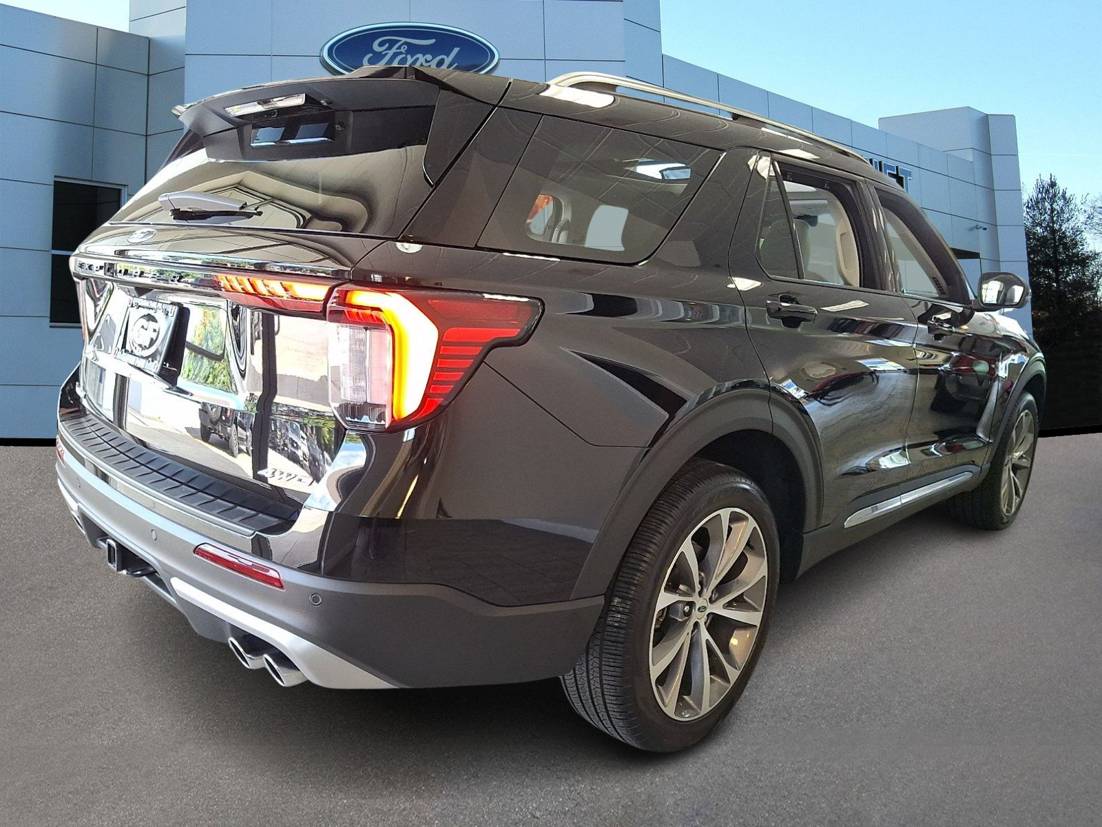 Certified 2025 Ford Explorer Platinum w/ Ultimate Package AWD/4WD image 8