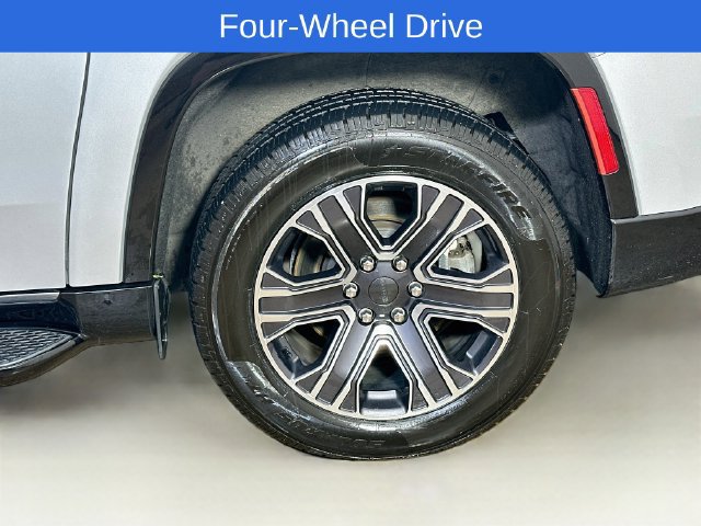 Used 2024 Jeep Wagoneer L Series II w/ Flexible Seating Group AWD/4WD image 5