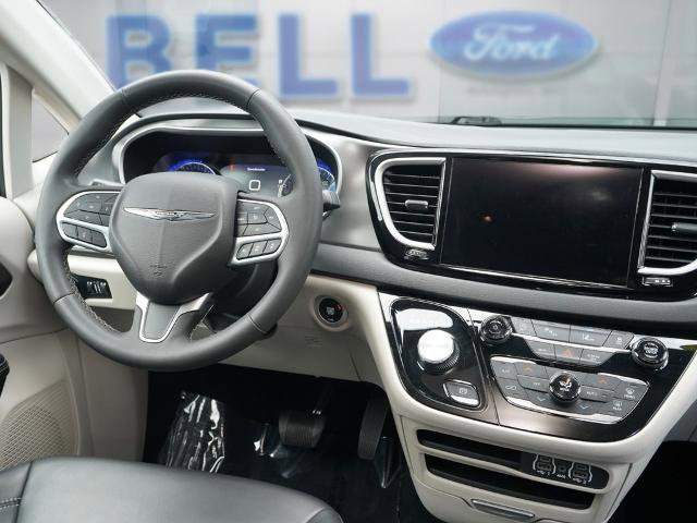 Used 2023 Chrysler Pacifica Touring-L FWD image 16