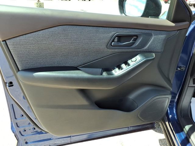 Used 2023 Nissan Rogue S AWD/4WD image 12