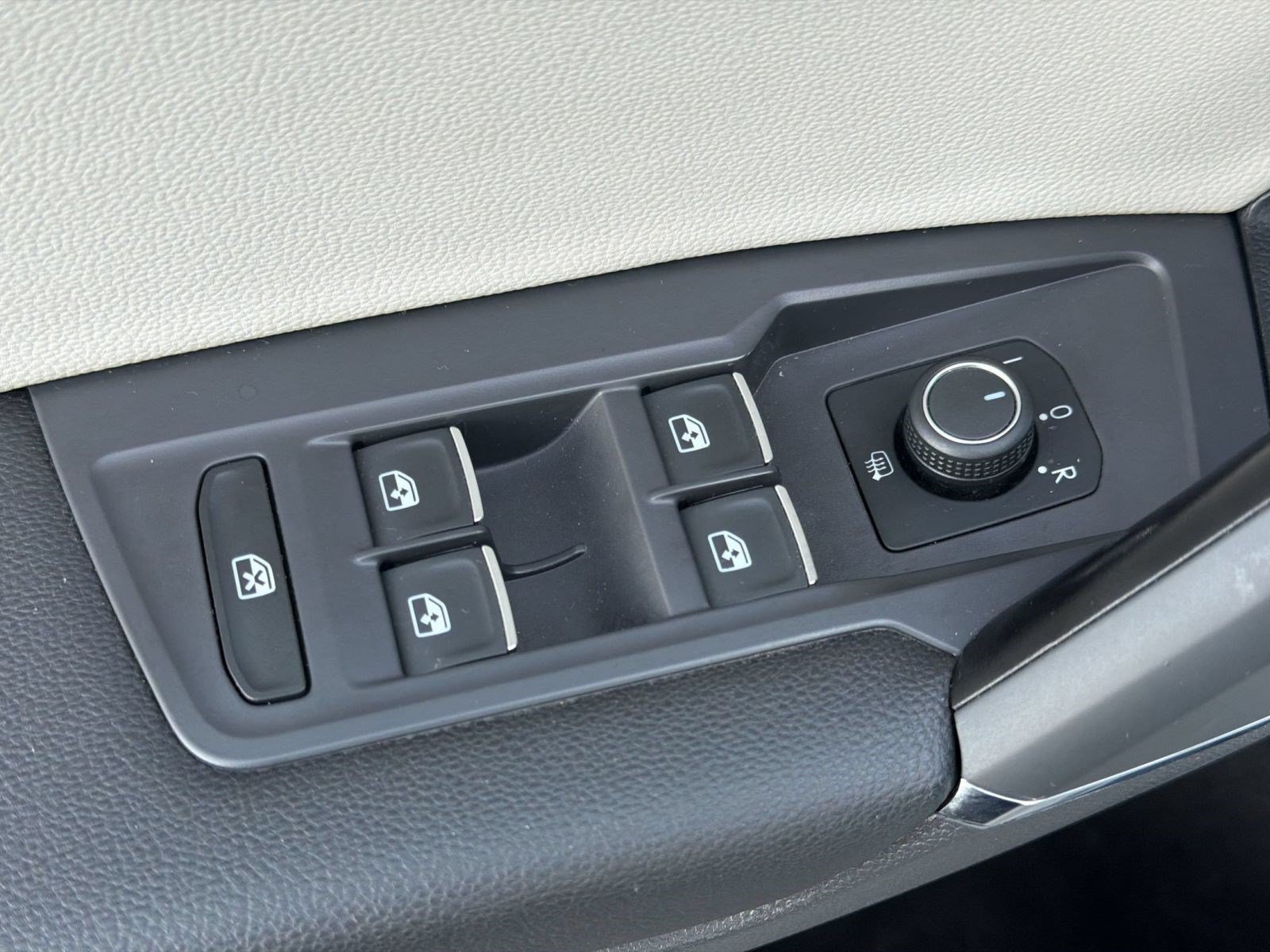 Used 2018 Volkswagen Tiguan SEL FWD image 26