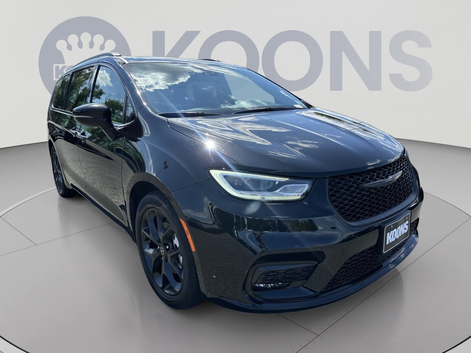 Used 2025 Chrysler Pacifica Limited FWD image 2