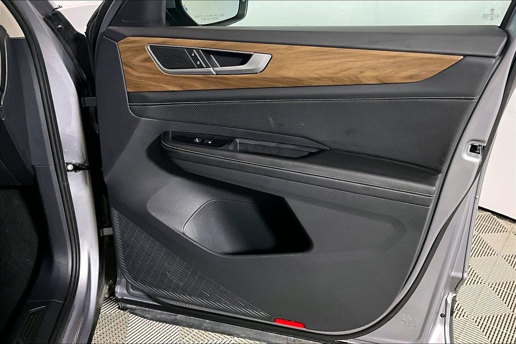 Used 2025 Volkswagen Atlas SE FWD image 19