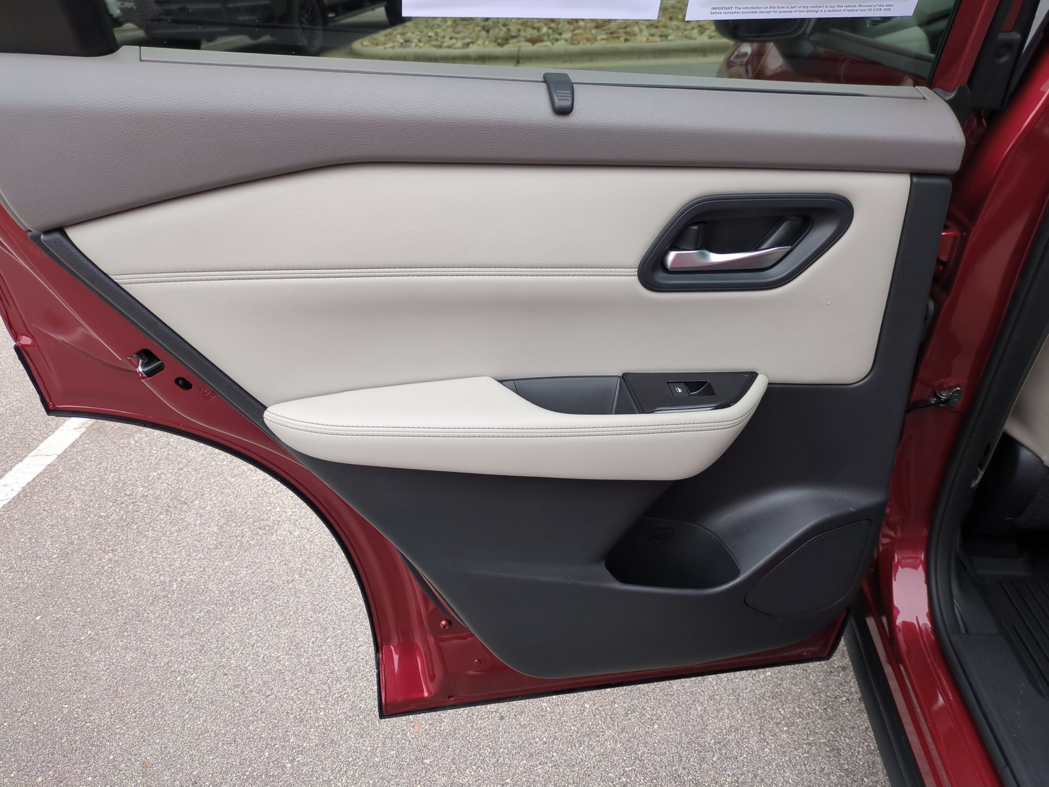 Used 2025 Nissan Rogue SV w/ SV Premium Package FWD image 30