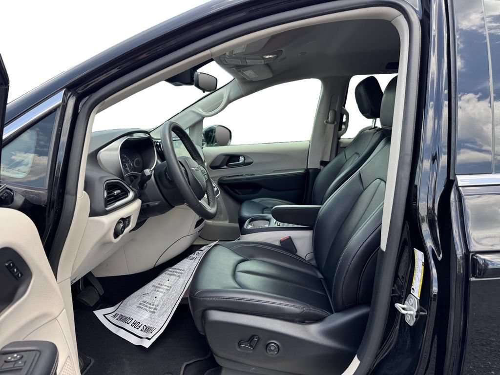 Used 2024 Chrysler Pacifica Touring-L FWD image 13