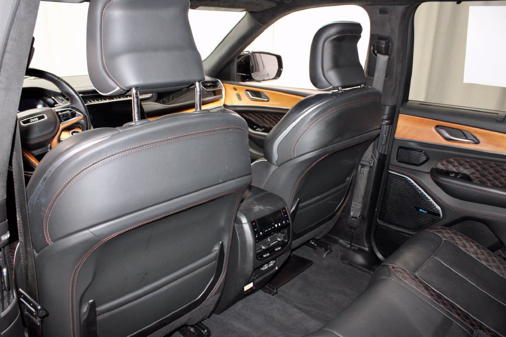 Used 2024 Jeep Grand Cherokee Summit AWD/4WD image 22