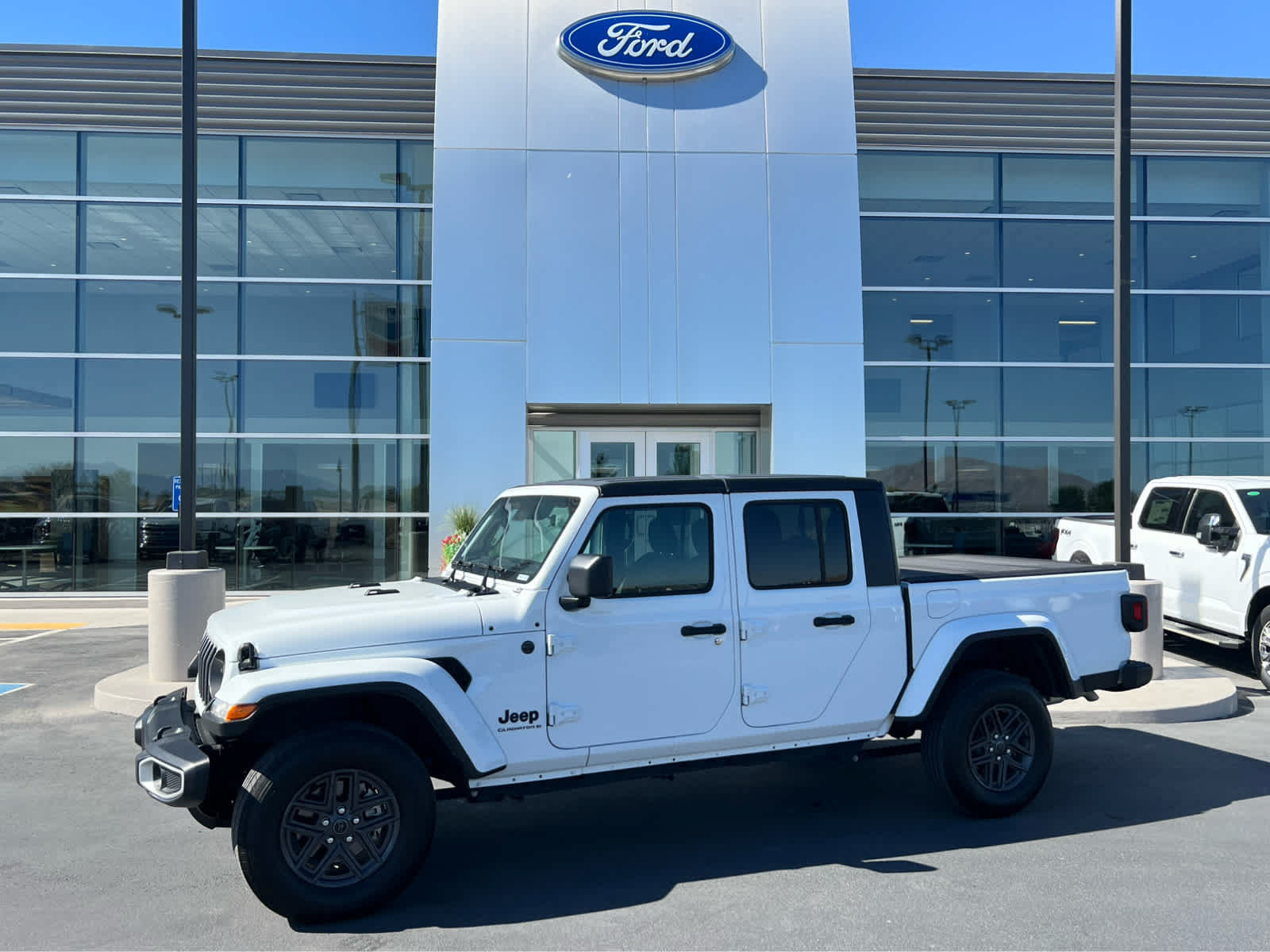 Used 2024 Jeep Gladiator Sport AWD/4WD image 1