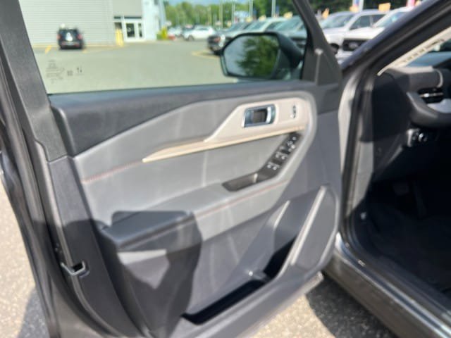Certified 2025 Ford Explorer Active AWD/4WD image 10