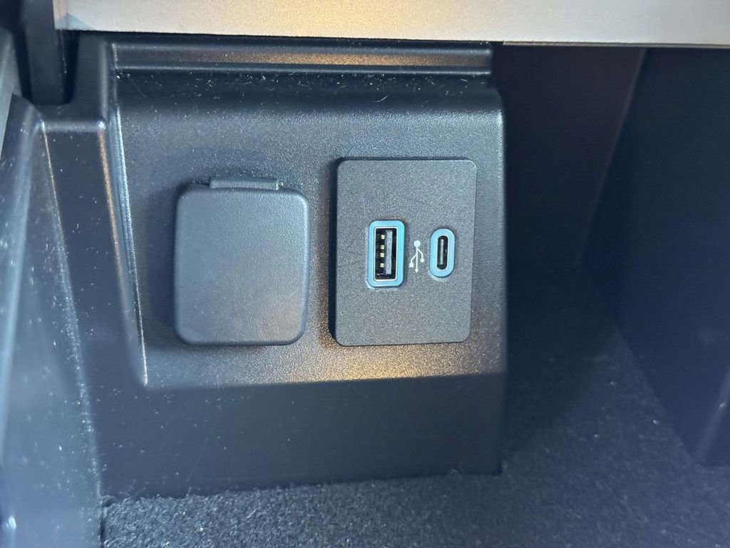 Certified 2021 Ford Explorer Limited w/ Hybrid Equipment Group 310A AWD/4WD image 8