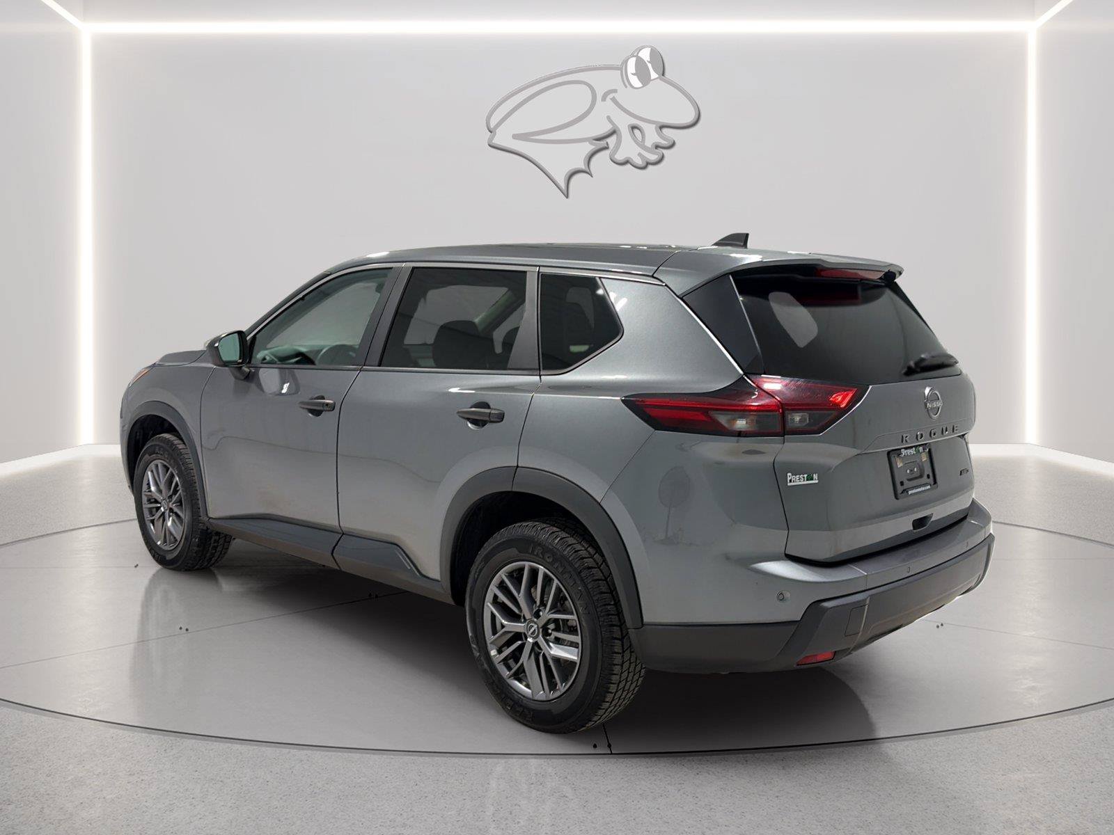 Used 2024 Nissan Rogue S AWD/4WD image 3